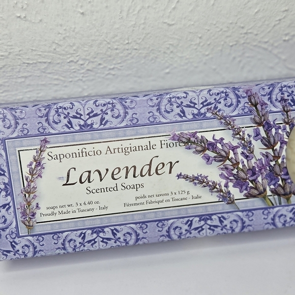 Saponificio Artigianale Fiorentino Lavender Soap Set of 3 Round Floral Bars - Picture 3 of 11